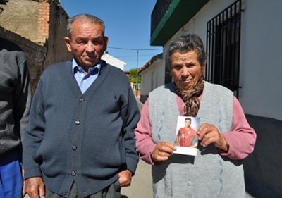 Sus abuelos posan con la foto de Mario Gómez