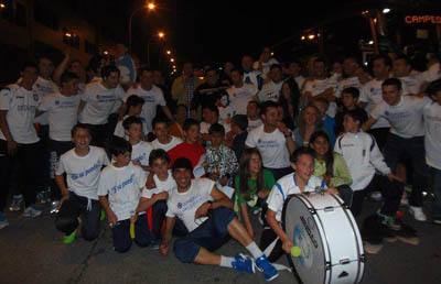 Los jugadores celebran el ascenso junto a los seguidores 