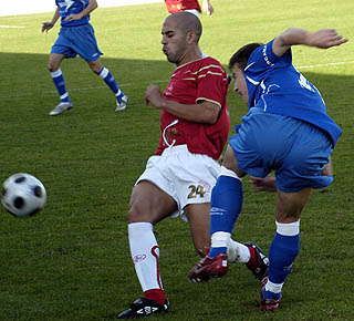 Choco con un jugador del Portuense (PACO AYALA) Choco con un jugador del Portuense (PACO AYALA)