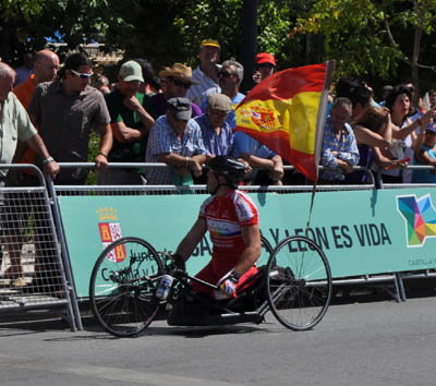 José Rojas con su bicicleta adaptada