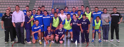 Los jugadores del Oxipharma junto a los alumnos del centro
