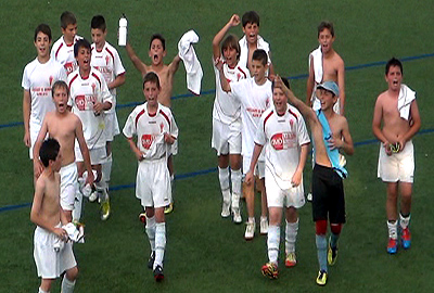 Los jugadores accitanos celebraron a lo grande la histórica clasificación (GUADIX CF)