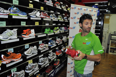 Paquillo en su tienda deportiva de Guadix