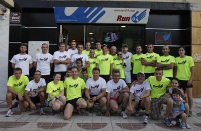 Paquillo junto a los participantes en el primer entrenamiento