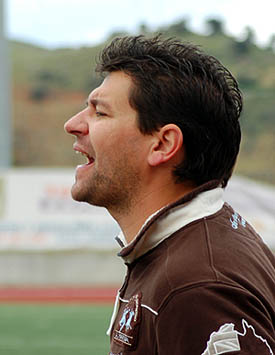 Fernando Estévez dirige a sus jugadores desde la banda