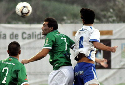 Rafilla salta de cabeza en un partido de la pasada temporada (CASTILLO)