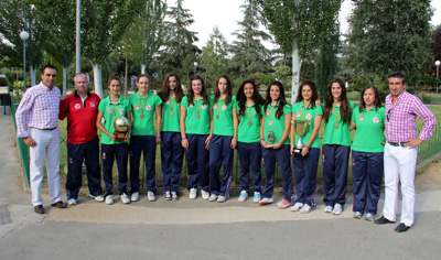 Francisco Rodríguez junto a las integrantes del equipo 