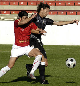 Juanma Ortiz lucha por el balón (PACO AYALA) Juanma Ortiz lucha por el balón (PACO AYALA)