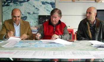Un momento de la firma del acuerdo en Sierra Nevada Un momento de la firma del acuerdo en Sierra Nevada