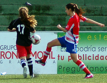 Una acción del partido entre Granada y Sevilla B. (LÁZARO)