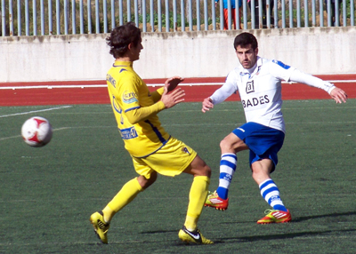 Benji golpea ante Pablo Sánchez  (P. CATILLO)