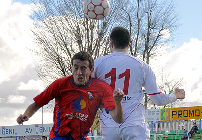 El local Álvaro salta con un jugador rival (UBRIC)