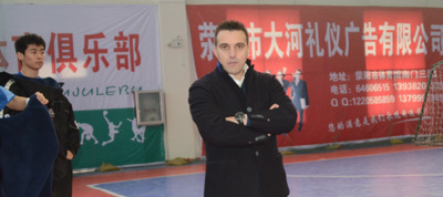 Bruno García dirigiendo al club chino 