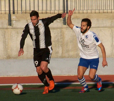 El visitante Florian golpea ante Choco (CASTILLO)