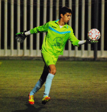 El portero del conjunto juvenil se dispone a sacar el balón 