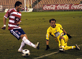 Jony, que debutó con la rojiblanca, con un jugador cadista (P. AYALA) Jony, que debutó con la rojiblanca, con un jugador cadista (P. AYALA)