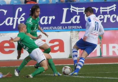 Álvaro Santos disputa un balón (ALEJANDRO HIDALGO)