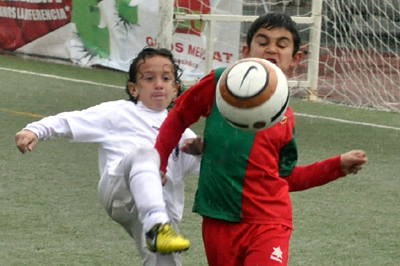 Uno de los jugadores del Pavía controla un balón (UBRIC)