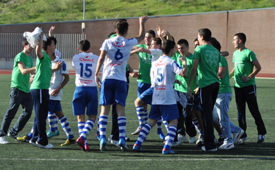 Los juveniles del Loja CD celebran el triunfo (CASTILLO)