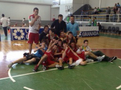 Los jugadores celebran su triunfo 