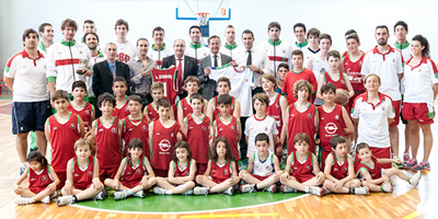 Granados junto a los integrantes de los diferentes equipos de la Fundación (L. GÁMEZ)