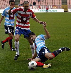 Óscar Martínez ante un jugador del CD Roquetas Óscar Martínez ante un jugador del CD Roquetas