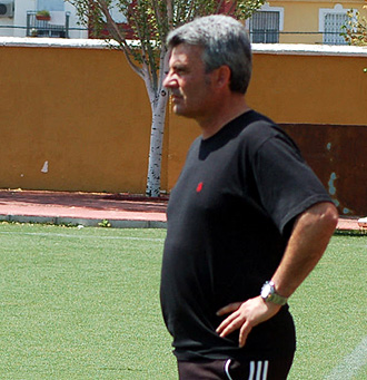 Navarro observa a sus jugadores desde la banda (LÁZARO)