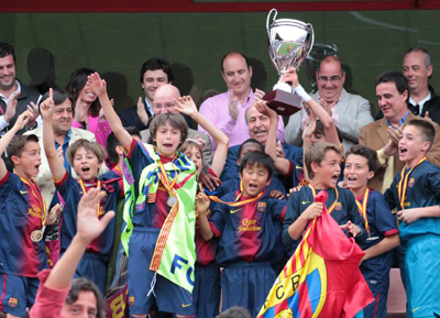 El Barcelona posa con el trofeo conseguido (ROMERO)