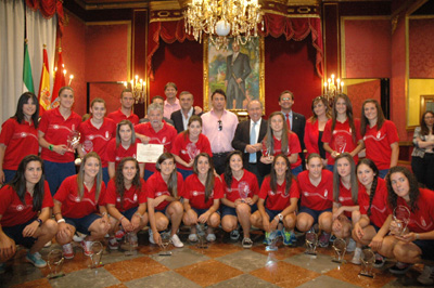 La plantilla del Granada femenino en el ayuntamiento de Granada