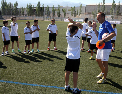 Los alumnos del campus se ejercitan sobre el césped de la Ciudad Deportiva (GRJ)