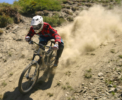 Un biker en pleno descenso 