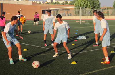 Los jugadores del Loja realizan los primeros rondos de la temporada 