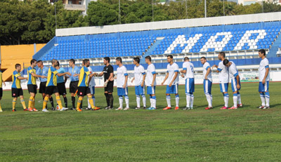 Los jugadores se saludan antes del comienzo del choque 
