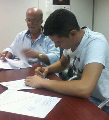 Samuel Casado, durante la firma de su nuevo contrato
