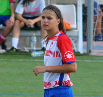 Laura Pérez luciendo la elástica rojiblanca 