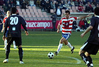 Jon Altuna en una acción del partido (GRANADACF.ES) Jon Altuna en una acción del partido (GRANADACF.ES)