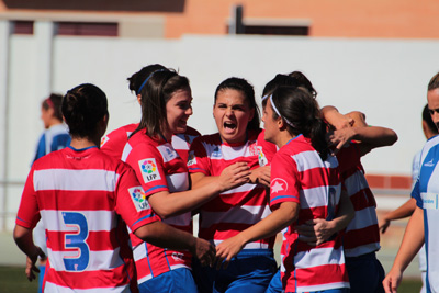 Las jugadoras del Granada femenino celebran un tanto (ROMERO)