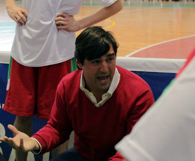 Pablo Pin dando instrucciones durante un tiempo muerto (ROMERO)