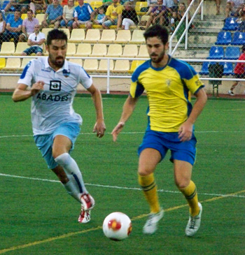Rafilla y Seco disputan un balón en el partido de ida 