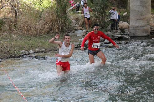 La cabeza de carrera cruzando el río Guadalfeo (FPEDROSA)