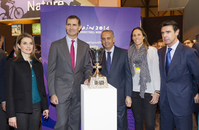Los principes posando en FITUR con la Copa del Mundo de baloncesto 