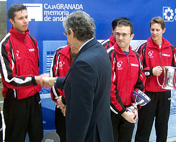 El presidente de CajaGRANADA saluda a Samsovov (GRJ) El presidente de CajaGRANADA saluda a Samsovov (GRJ)
