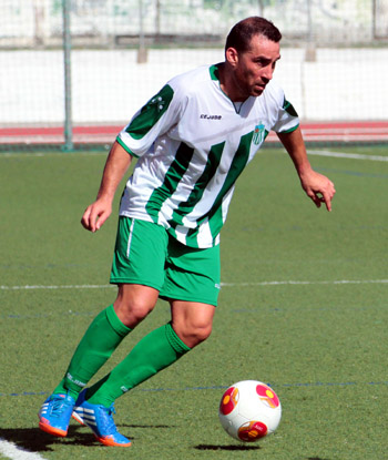 Sierra encara a un rival con el balón controlado (ROMERO)