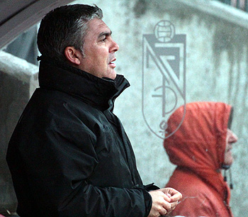 Aguado volvía a dirigir al filial en Los Cármenes (J. M. ROMERO)