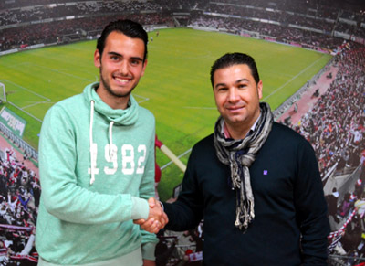 Cristian Arco estrecha la mano de Juan Carlos Cordero (GRANADA CF)