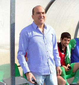 Cascales sigue el partido desde la banda (LÁZARO)