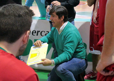 Pablo Pin da instrucciones durante un tiempo muerto (ROMERO)