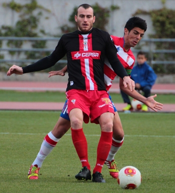 Adolfo presiona a un rival (ROMERO)