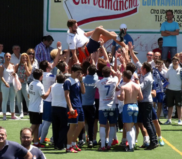 Jesús Ortega manteado por los jugadores 