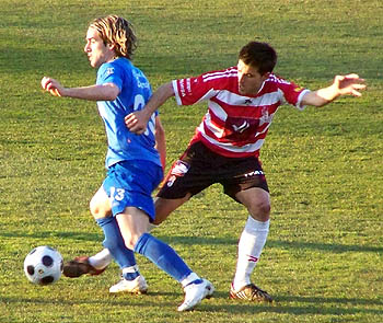 Manolo Lucena intenta arrebatar el balón al local Ortiz (GRJ) Manolo Lucena intenta arrebatar el balón al local Ortiz (GRJ)